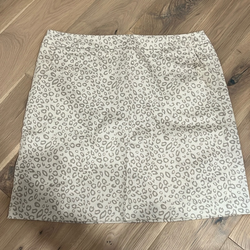 Size 10 leopard print skirt with pockets.